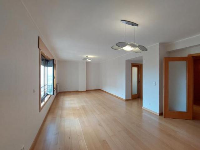 Apartamento T2 em condomínio fechado, com garagem, em Vila Nova da Telha