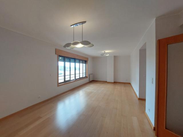 Apartamento T2 em condomínio fechado, com garagem, em Vila Nova da Telha