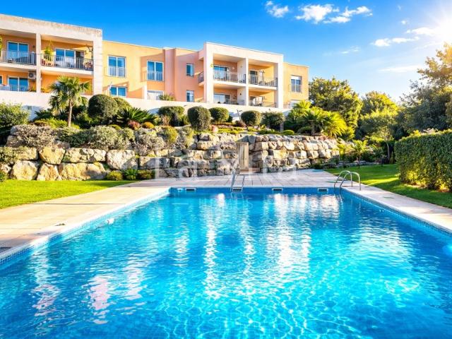 Apartamento T2, em condomínio fechado com jardins e piscina, Amoreira, Cascais