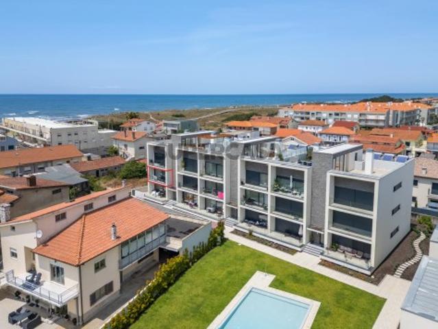 Apartamento T2 em condomínio fechado com piscina e vista mar
