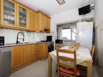 Apartamento T2 em Cotovios com 2 Marquises Próximo à A1 e Vila Franca