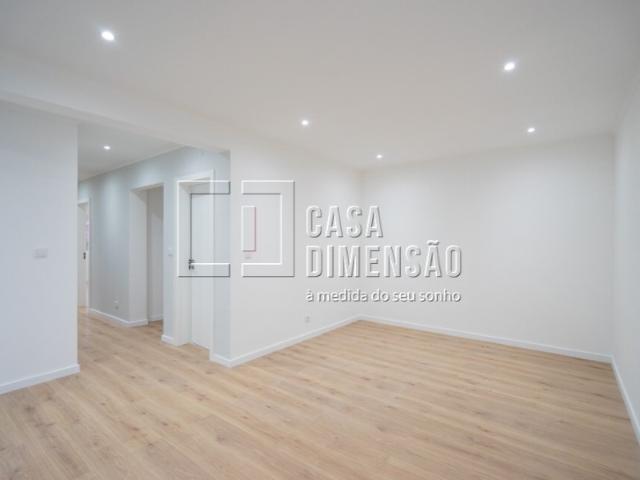 Apartamento T2, em fase de remodelação, com varanda, na Amadora. Uma excelente oportunidade!