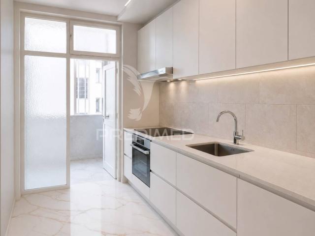 Apartamento T2 em Fase de Renovação no Centro do Funchal Ilha da Madeira