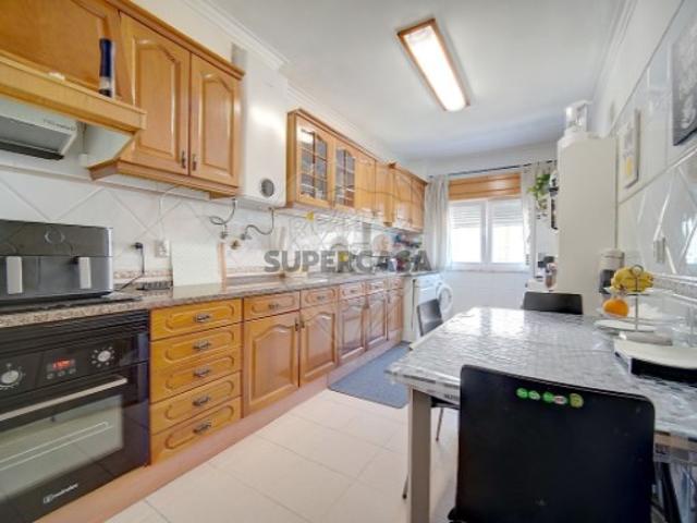 Apartamento T2 em Massamá e Monte Abraão