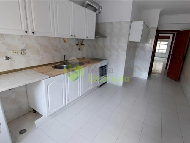 Apartamento T2, em Mem Martins, com arrecadação Excelente Localização e Comodidade