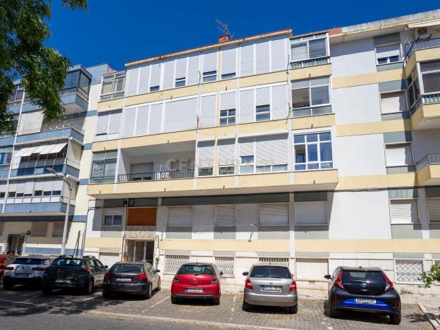 Apartamento T2 em Odivelas, perto de Metro e serviços, Lisboa