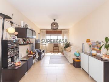 Apartamento T2 em Paço de Arcos com estacionamento. Venha viver entre a cidade e a praia