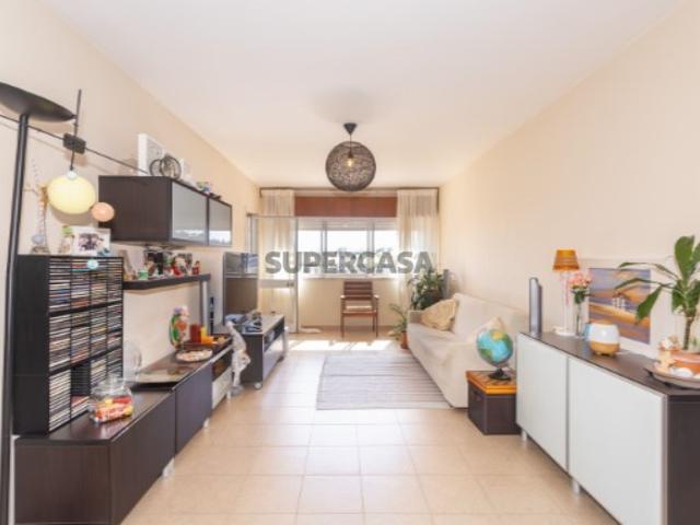 Apartamento T2 em Paço de Arcos com estacionamento. Venha viver entre a cidade e a praia