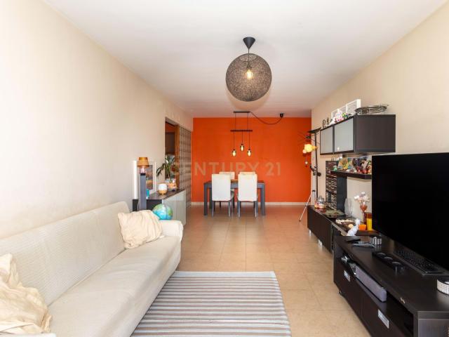 Apartamento T2 em Paço de Arcos com estacionamento. Venha viver entre a cidade e a praia