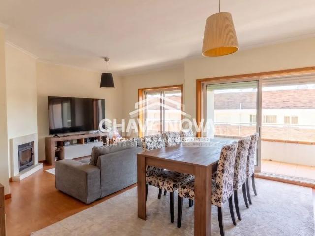 Apartamento T2, em Pedroso, com duas varandas, garagem e arrumos