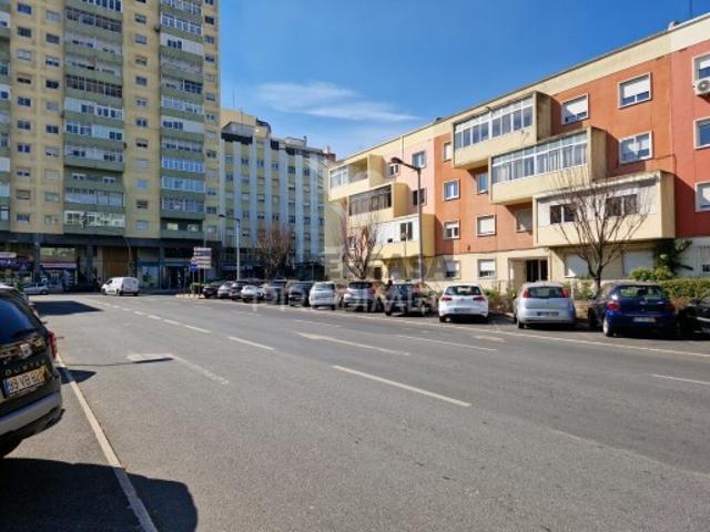 Apartamento T2 em Pontinha e Famões