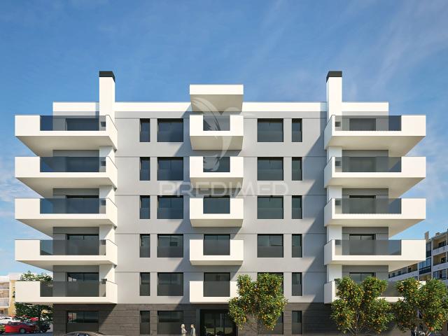 Apartamento T2 em Prédio Moderno – Varanda Ampla e Proximidade da Praia