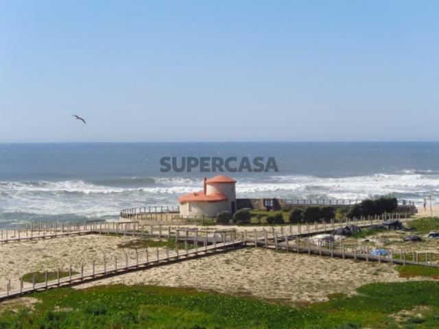 Apartamento T2 em prédio na 1ª Linha de Mar