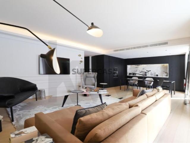Apartamento T2 em prestigiado edifício no CHIADO com Garagem e Arrecadação