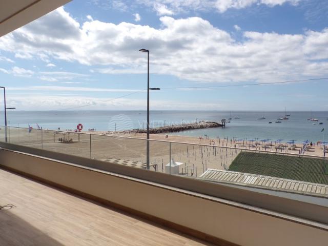 Apartamento T2, em primeira linha, com vista mar na marginal, em Sesimbra