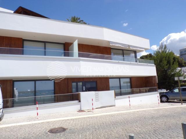 Apartamento T2, em primeira linha, com vista mar na marginal, em Sesimbra