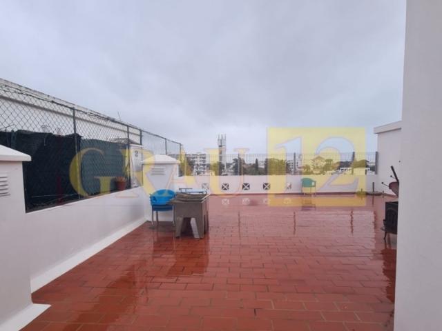 Apartamento T2 em Quarteira com parqueamento e terraço comum pronto a habitar, com vista de mar