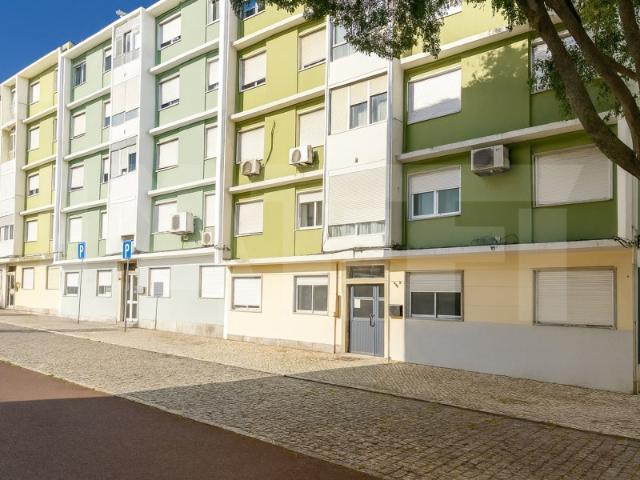 Apartamento T2 remodelado em Benfica