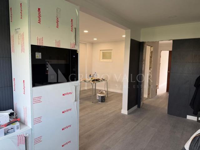 Apartamento T2 em remodelação total com Arrecadação, em Mem Martins