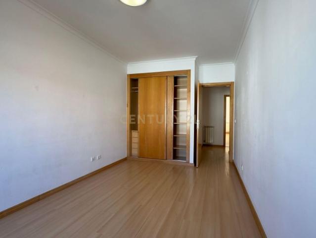 Apartamento T2 em São Domingos de Rana com 2 parqueamentos