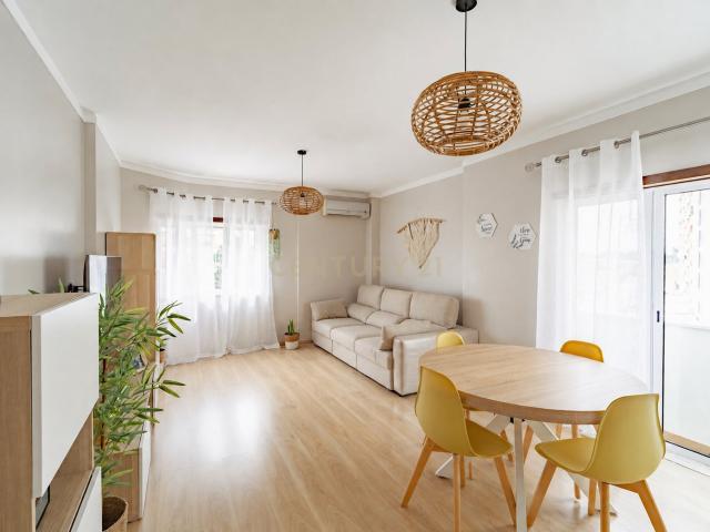 Apartamento T2 em Santa Marta do Pinhal, Corroios