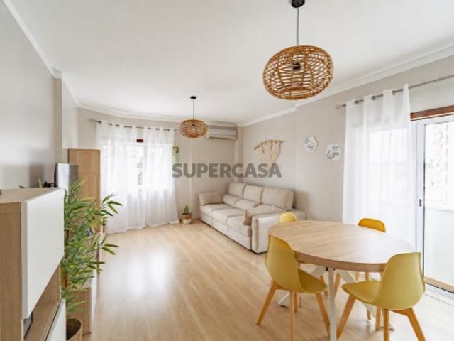 Apartamento T2 em Santa Marta do Pinhal, Corroios