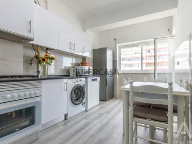 Apartamento T2 em Santo António da Charneca de 70,1 m²