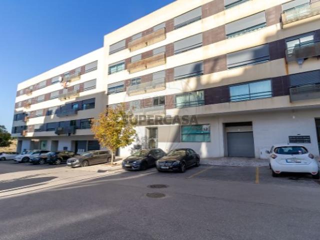 Apartamento T2 em Santo António dos Cavaleiros e Frielas