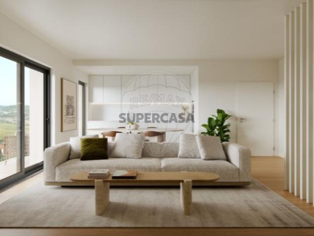 Apartamento T2 em Santo António dos Cavaleiros e Frielas