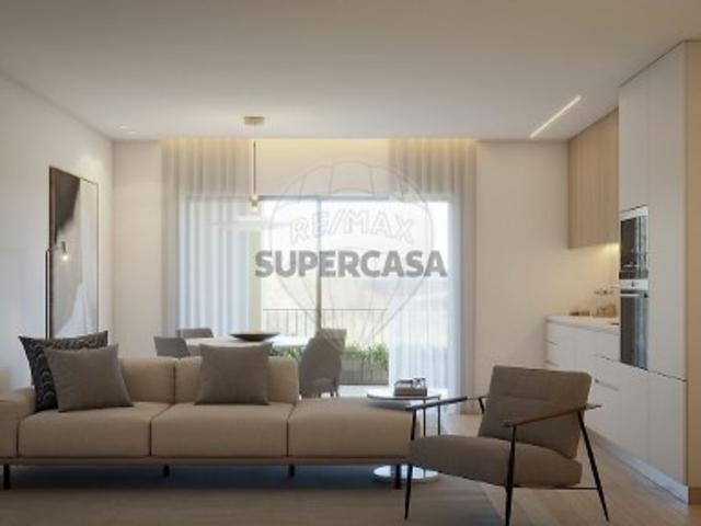 Apartamento T2 em Santo António dos Cavaleiros e Frielas