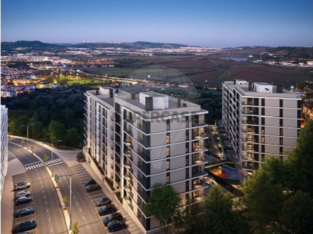 Apartamento T2 em Santo António dos Cavaleiros e Frielas
