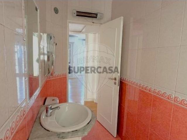 Apartamento T2 em Santo António dos Cavaleiros e Frielas