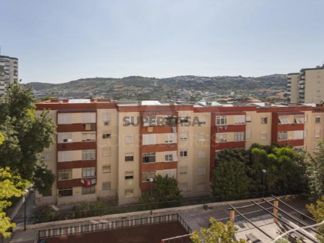 Apartamento T2 em Santo António dos Cavaleiros e Frielas