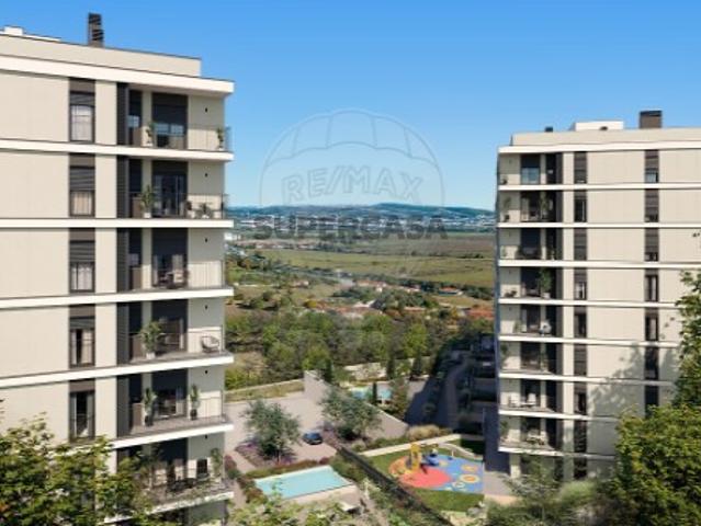 Apartamento T2 em Santo António dos Cavaleiros e Frielas