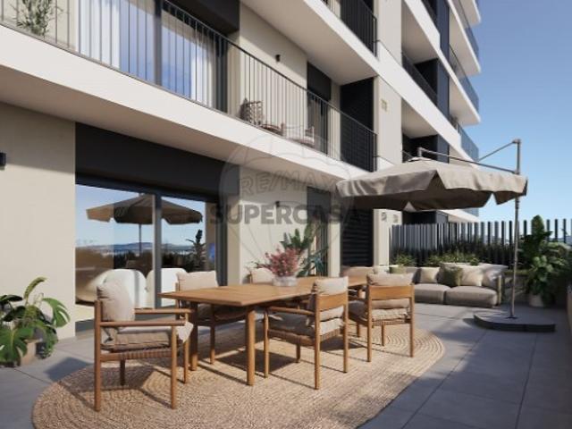 Apartamento T2 em Santo António dos Cavaleiros e Frielas