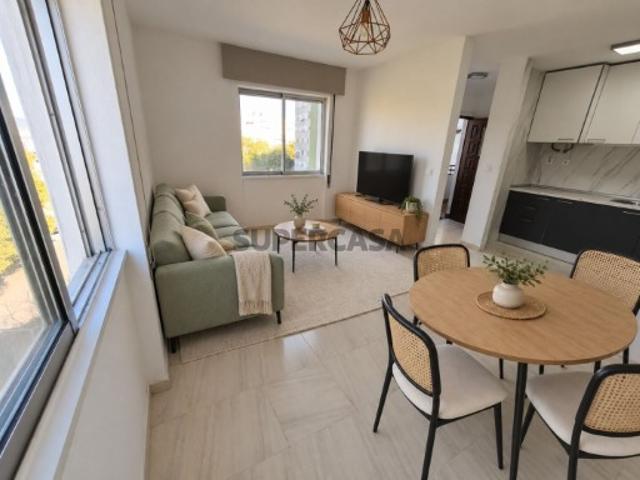 Apartamento T2 em Santo António dos Cavaleiros e Frielas