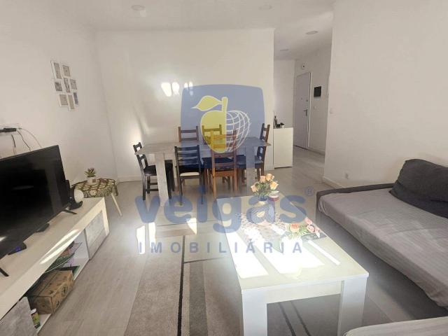 Apartamento T2 em Santo António dos Cavaleiros, espaçoso e muito central