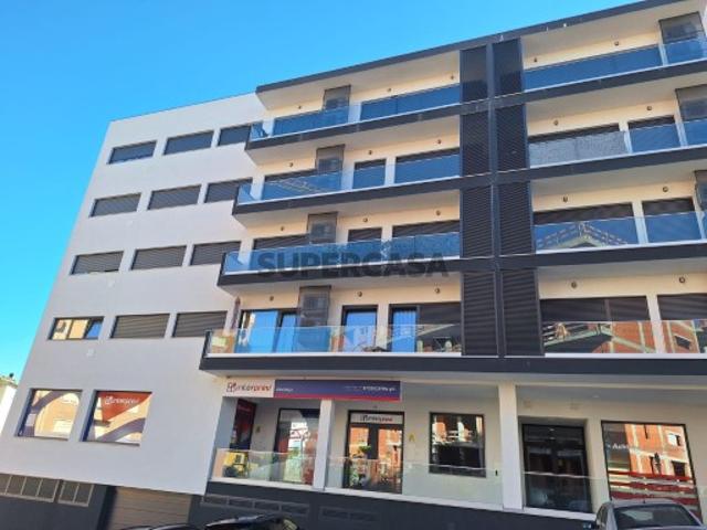 Apartamento T2 em Sé, Santa Maria e Meixedo