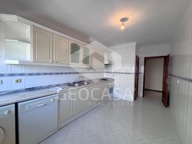 Apartamento T2 espaçoso na Cavaleira com parqueamento Sintra