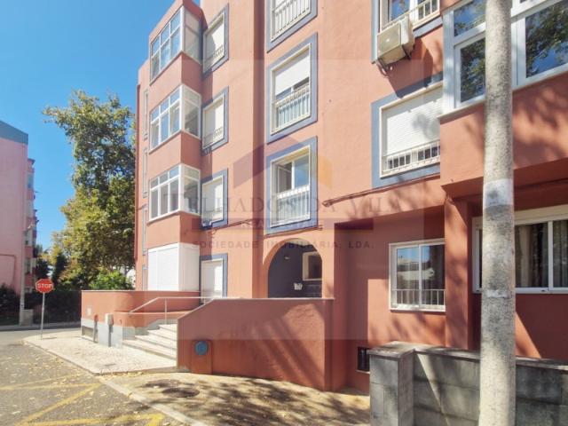 Apartamento T2. Equipado e mobilado. Com estacionamento. Alapraia, Estoril