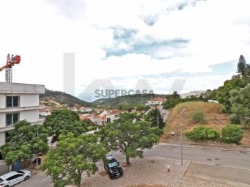 Apartamento T2 Exclusivo em Sesimbra: Modernidade e Luz Natural com Varanda