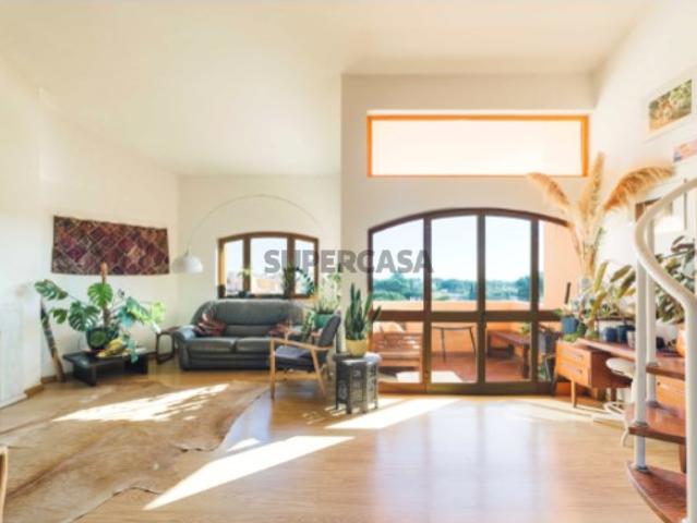 Apartamento T2, garagem, condomínio com jardim, piscina e campo de tenis, Cascais