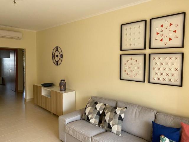 Apartamento T2 inserido num condomínio com piscina, disponível para arrendamentos temporários, em Cabanas de Tavira