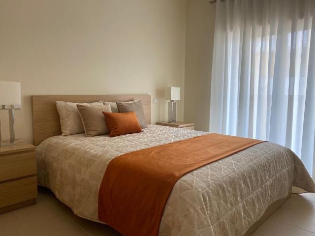 Apartamento T2 inserido num condomínio com piscina, disponível para arrendamentos temporários, em Cabanas de Tavira