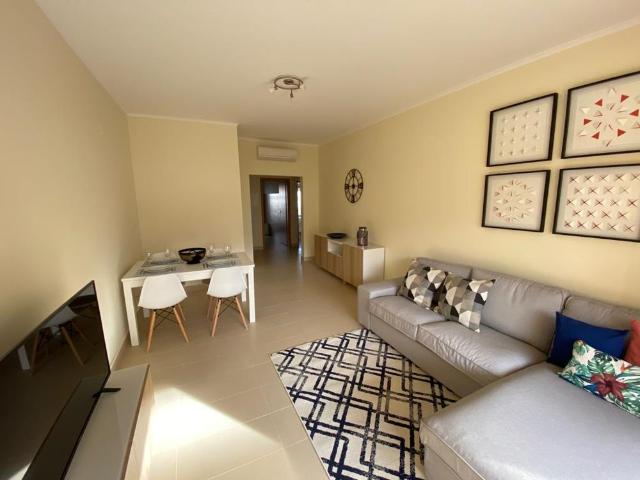 Apartamento T2 inserido num condomínio com piscina, disponível para arrendamentos temporários, em Cabanas de Tavira