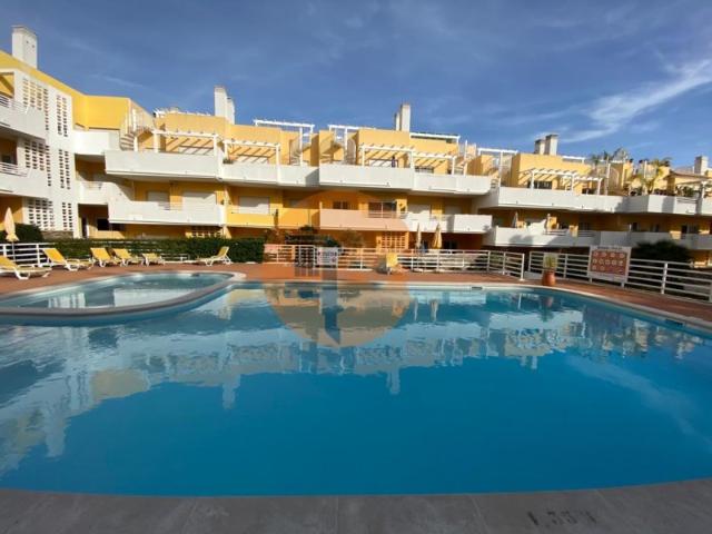 Apartamento T2 inserido num condomínio com piscina, disponível para arrendamentos temporários, em Cabanas de Tavira
