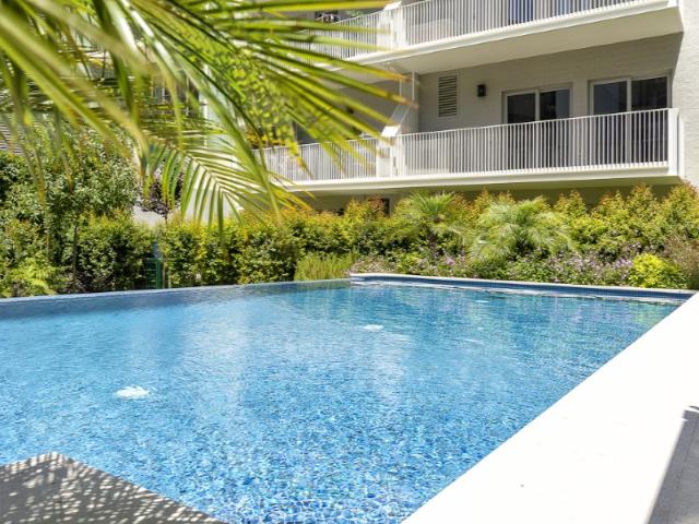 Apartamento T2 inserido num condomínio com piscina perto do Marquês de Pombal