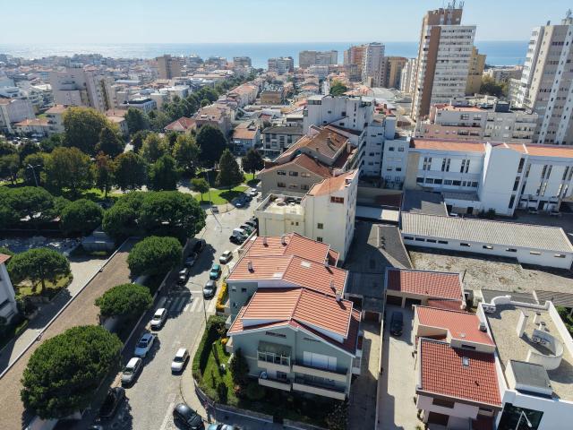 Apartamento T2 junto a praia com garagem fechada para 2 carros no Centro da Póvoa de Varzim