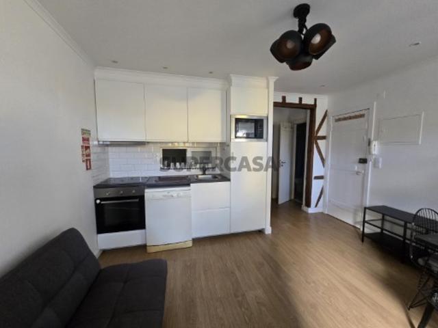 Apartamento T2 junto ao Jardim da Graça em Lisboa
