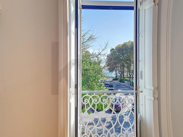 Apartamento T2 junto ao Jardim de Paço de Arcos com vista de mar